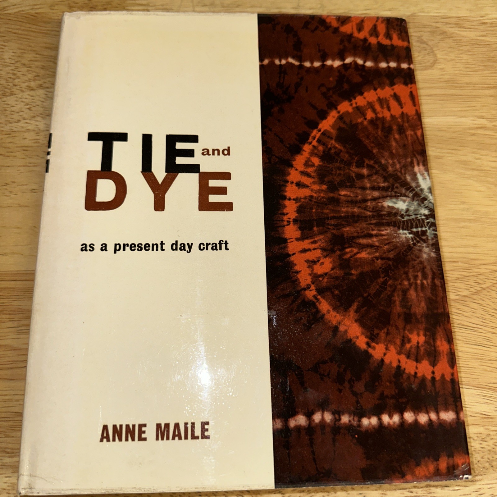 TIE AND DYE AS A PRESENT DAY CRAFT ANNE MAILE 4TH PRINTING 1969 DUST JACKET VGC